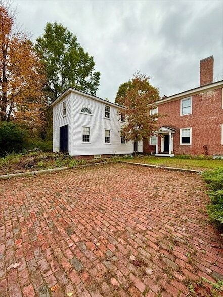 Primary Photo - 1368 Main St