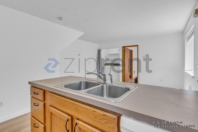 Building Photo - 1526 NE 68th Ave
