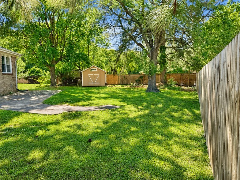 Building Photo - 1137 Chatmoss Dr