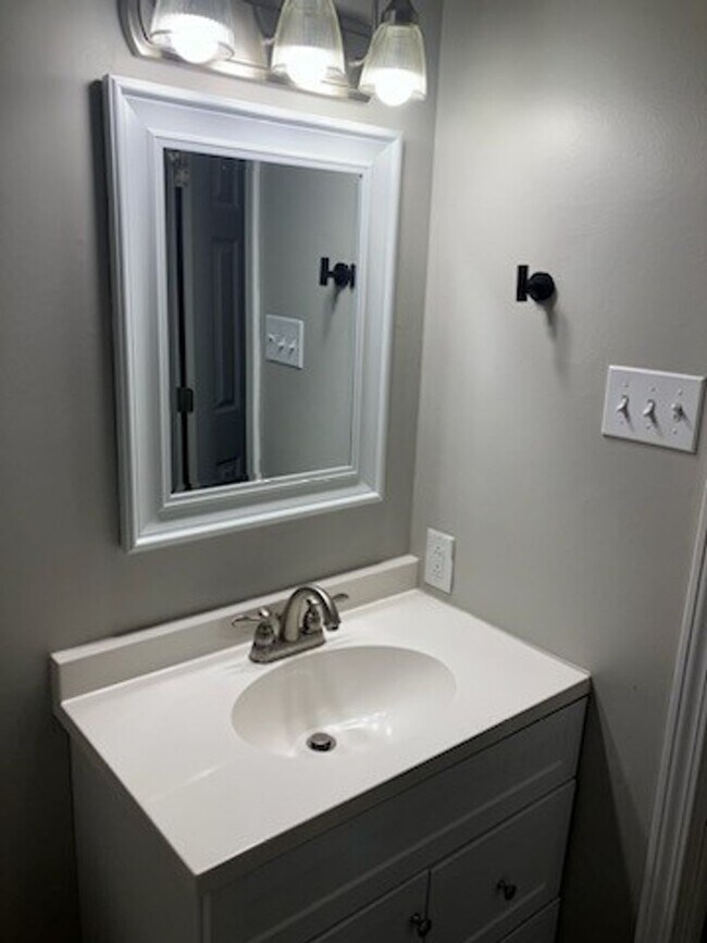 Building Photo - "Bright & Spacious 1BR/1BA with Open Conce...