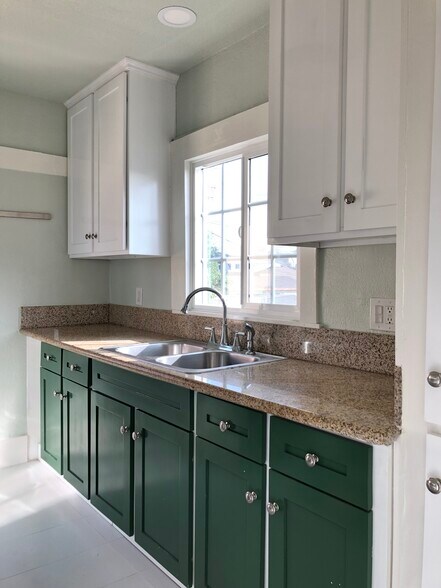 Building Photo - 1386 W 38th St