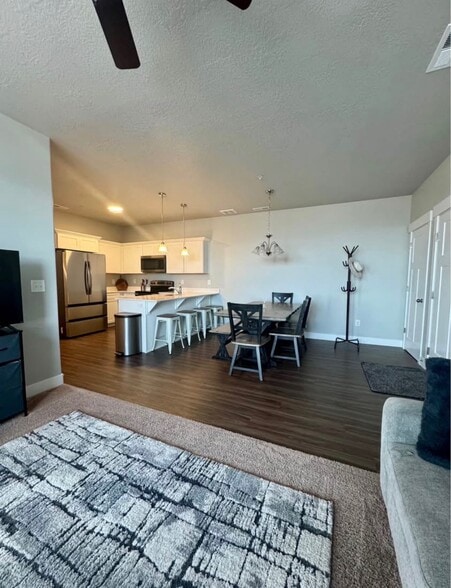 Building Photo - 881 N Coulsen Dr