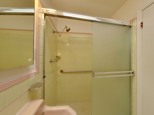 Building Photo - 4BR Home with Jaw-Dropping Views, Garage, ...
