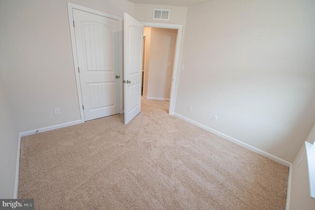 Building Photo - 128 Willowtree Ln