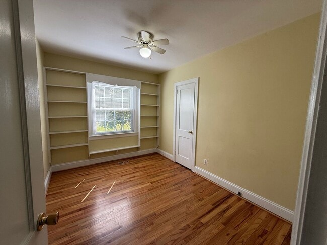 Building Photo - Charming 3 bedroom home in the Downtown area