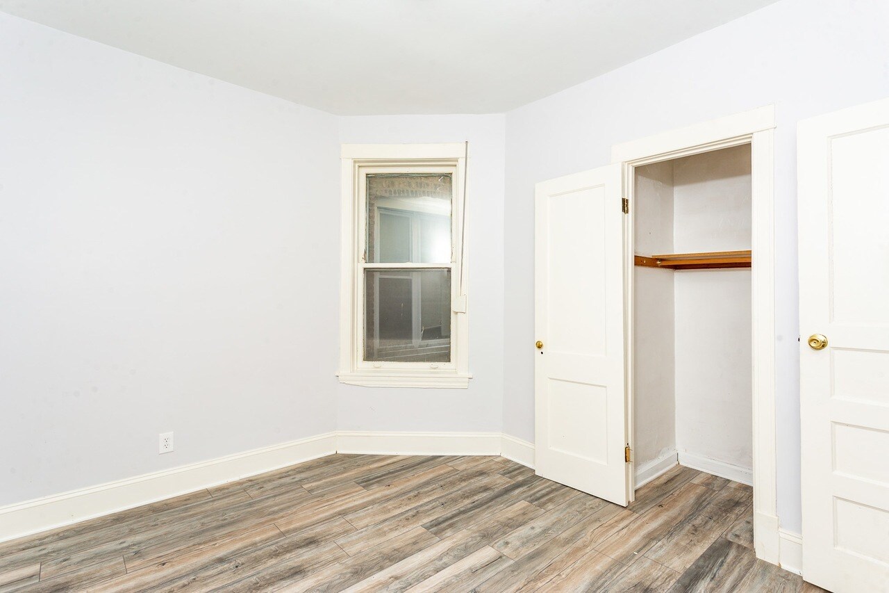 Building Photo - 1427 E 69th Pl