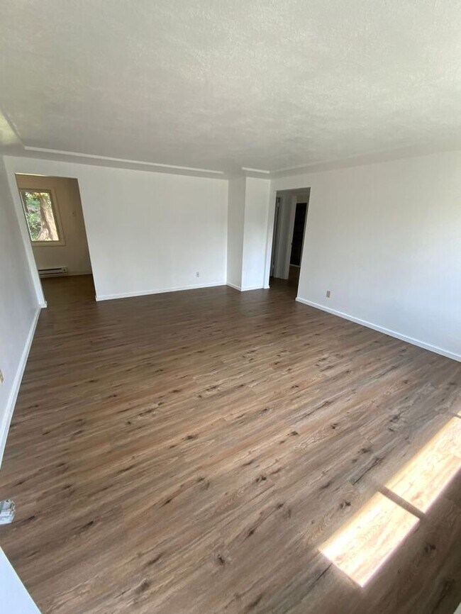 Building Photo - Tacoma home 3bdr 1.5 bath 1 car garage att...