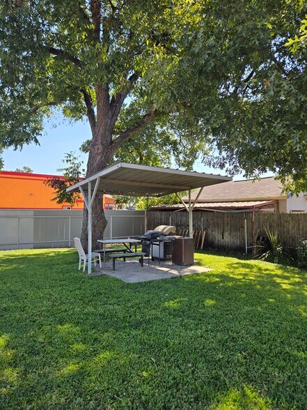 Building Photo - Broadway Apartments