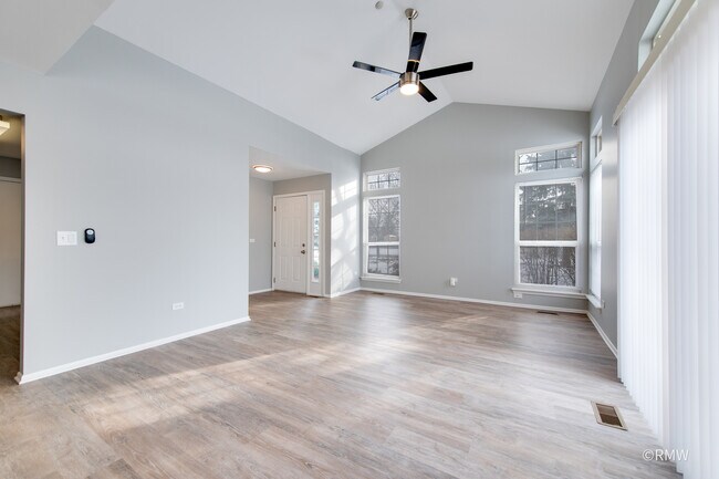 Building Photo - 460 Mayflower Ln