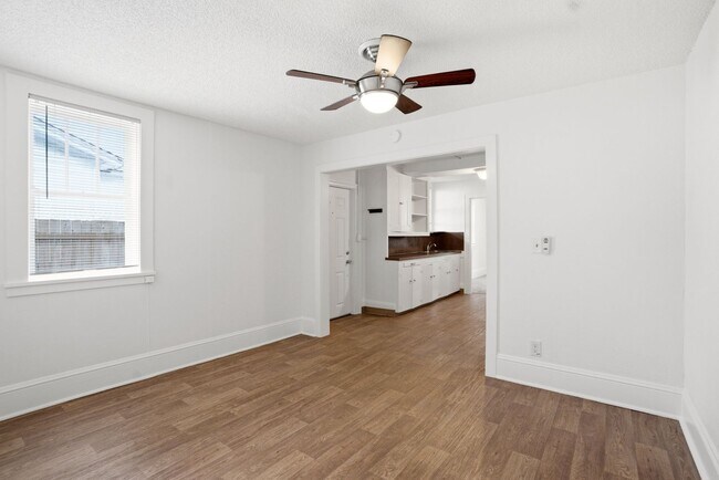 Building Photo - MF 43 - Kelly Avenue