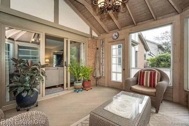 Building Photo - 1574 Devonshire Dr