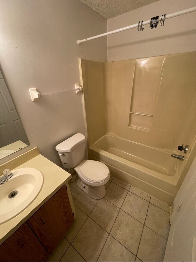 Building Photo - 2 Bedroom 2 Bath Apartment Home *** Limite...