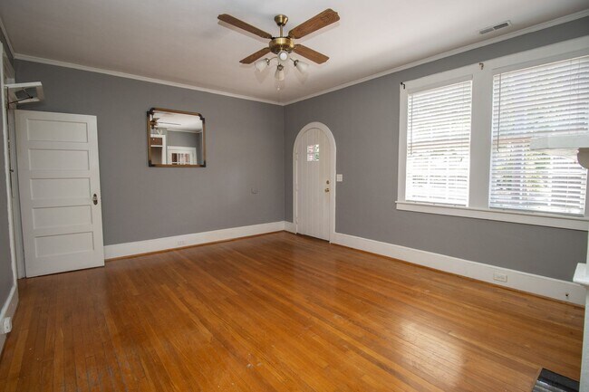 Building Photo - Charming 3 Bedroom Home in Desirable Heathwood!