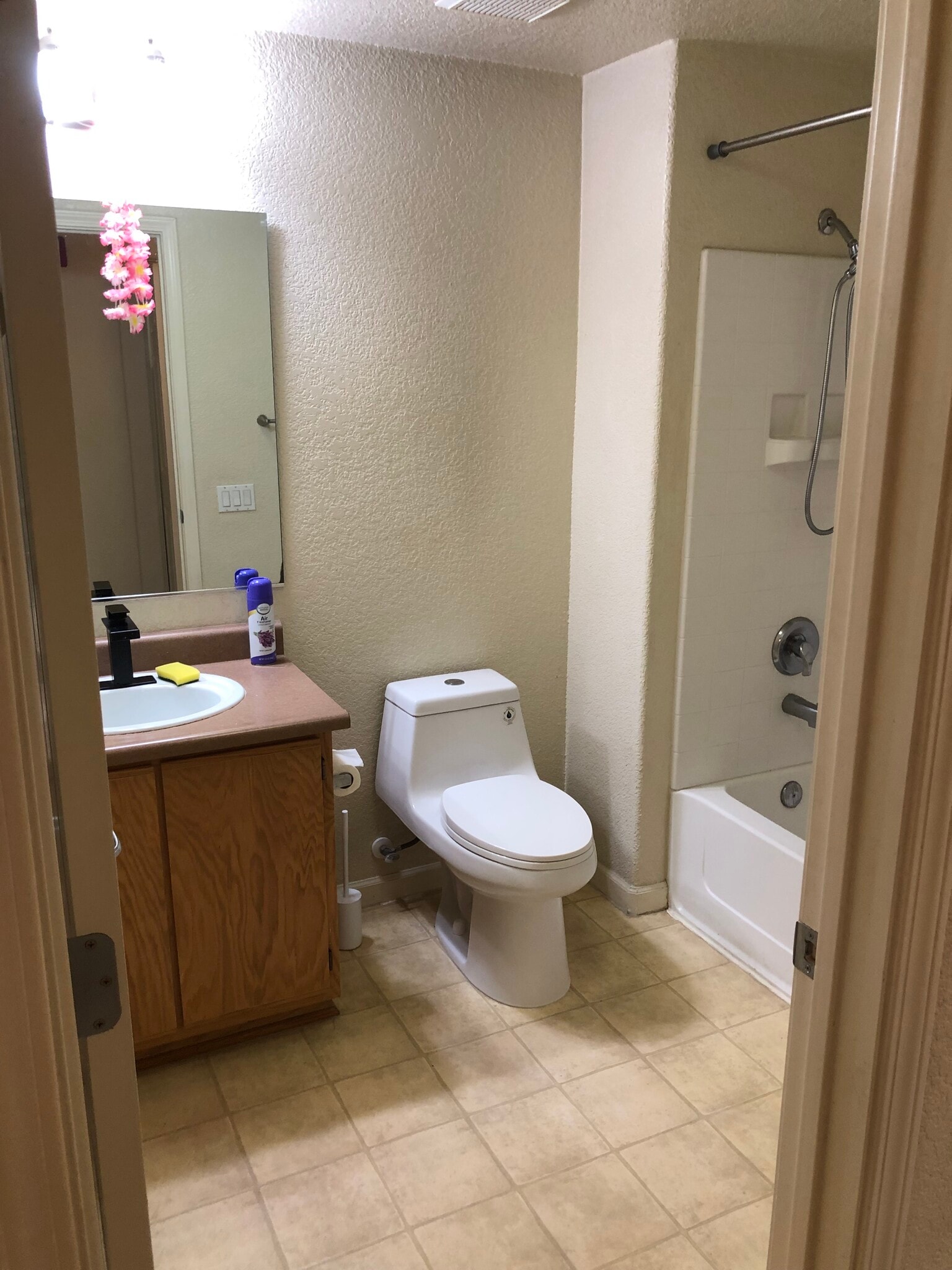 Full bathroom #1 located next bed #1 and across from bed #2 - 10001 Woodcreek Oaks Blvd