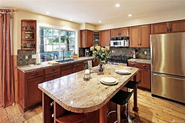 Building Photo - Bellevue 4 bd 2.5 bath house close to Micr...