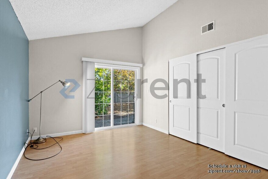 Building Photo - Unit