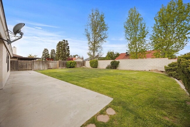 Building Photo - Beautiful 3 Bedroom, 2 Bathroom Home with Spacious Yard!