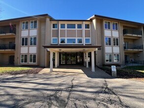 Building Photo - 3951 Fairway Hills Dr