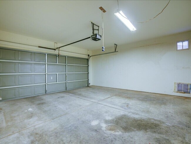 Building Photo - Spacious 3 Bedroom 2 Bathroom Home with Large Backyard & 2 Car Garage!