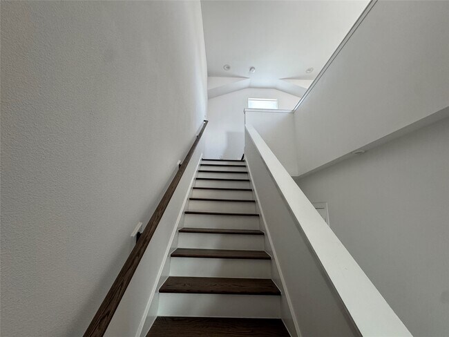 Building Photo - 304 Jensen Dr