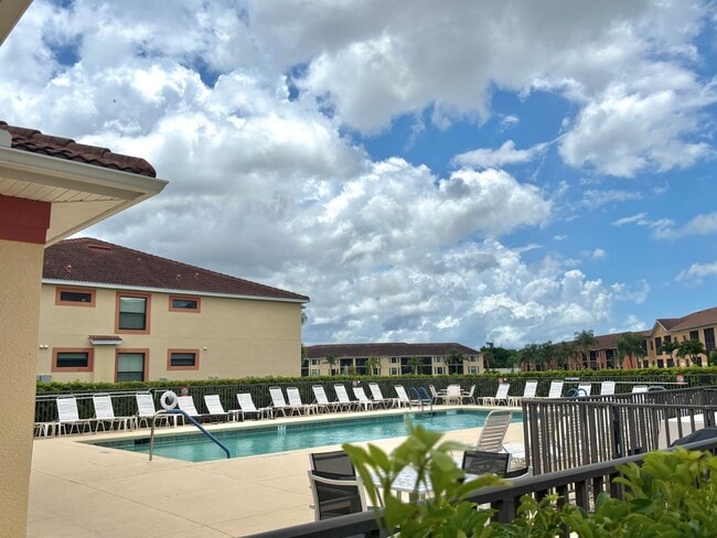 Building Photo - Spacious 3 Bed, 2 Bath Condo with 1 Car Ga...