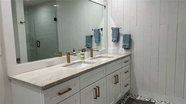 Building Photo - 1120 E Kennedy Blvd