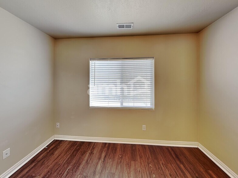 Building Photo - 858 N Wooden Ln