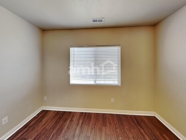 Building Photo - 858 N Wooden Ln