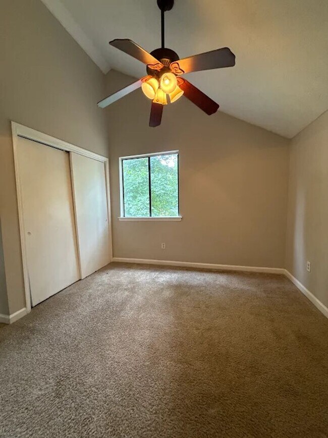 Building Photo - 3 Bed  2.5 bath in Stone Mountain!