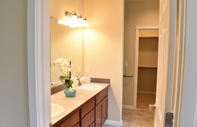 Building Photo - Main floor master suite! 4 bedroom luxury ...