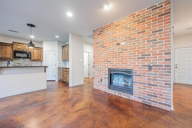 Building Photo - 3 bed 2 bath home with 2 car garage!