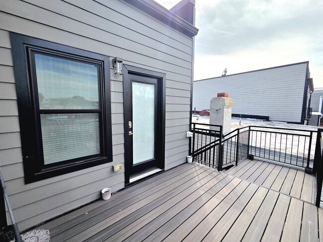 Building Photo - Updated 2 BR/2 BA Condo | Top Floor Living...