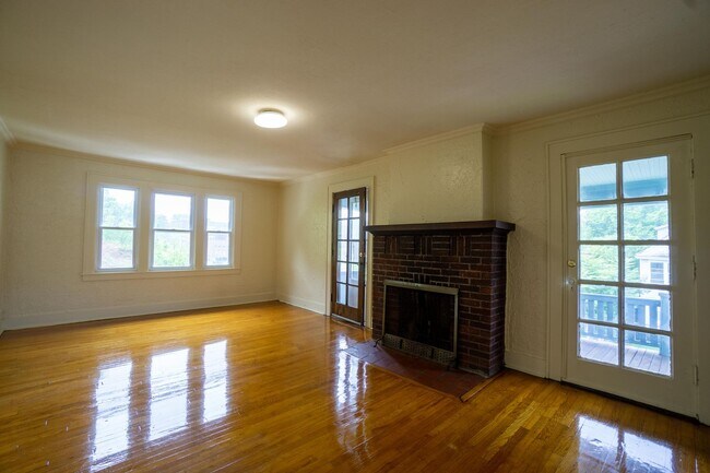 Building Photo - 3 Bed|1 Bath Apartment in Westcott Neighbo...