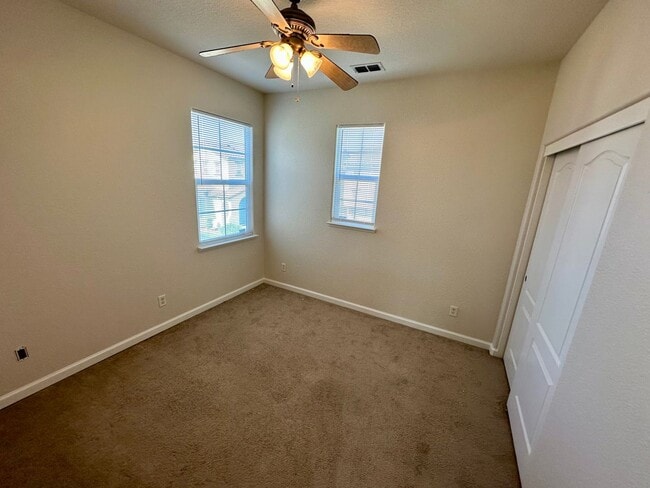 Building Photo - Lovely home with all new appliances and la...