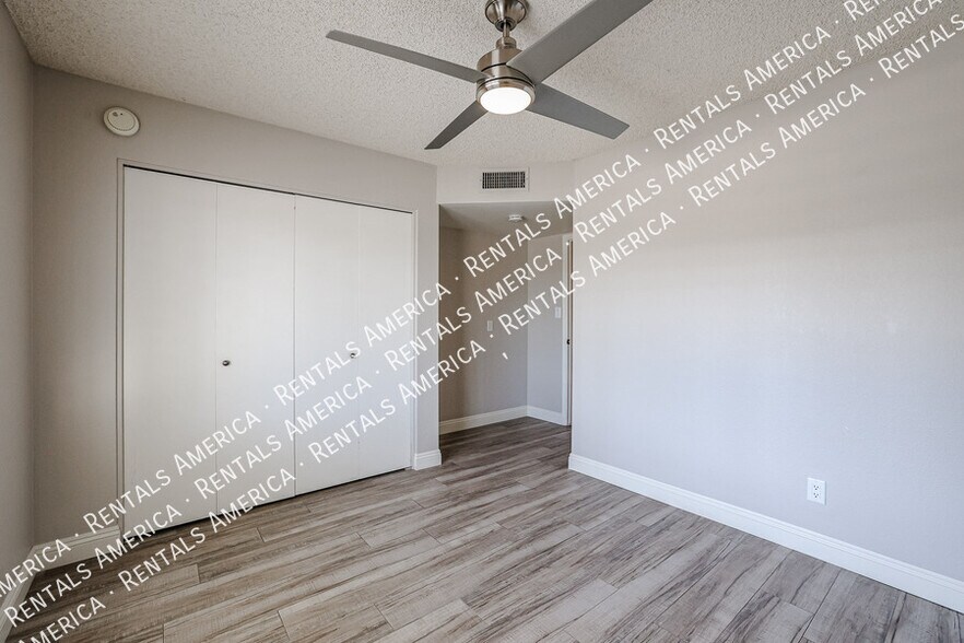 Building Photo - 10534 E Mercer Ln