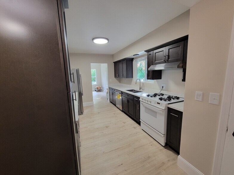 Building Photo - 12835 SW Grant Ave