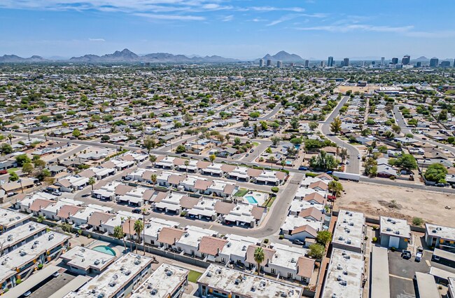 Building Photo - Beautifully remodeled 3bed/2ba Townhome - Ask about our Move-in Specials