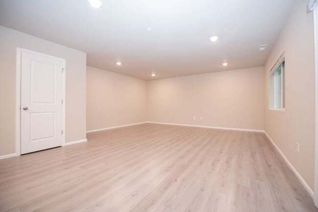 Building Photo - Nearly New Dupont Home 3bed and 2.5 Bath 1...