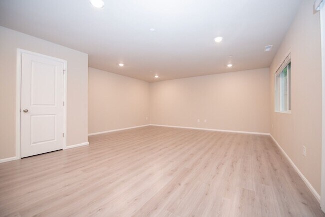 Building Photo - Nearly New Dupont Home 3bed and 2.5 Bath 1940 sq ft