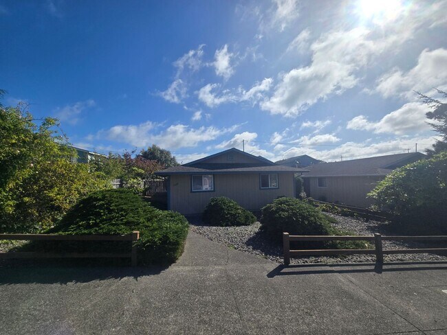 Building Photo - Pet-friendly and updated 3BR/1BA Eureka home