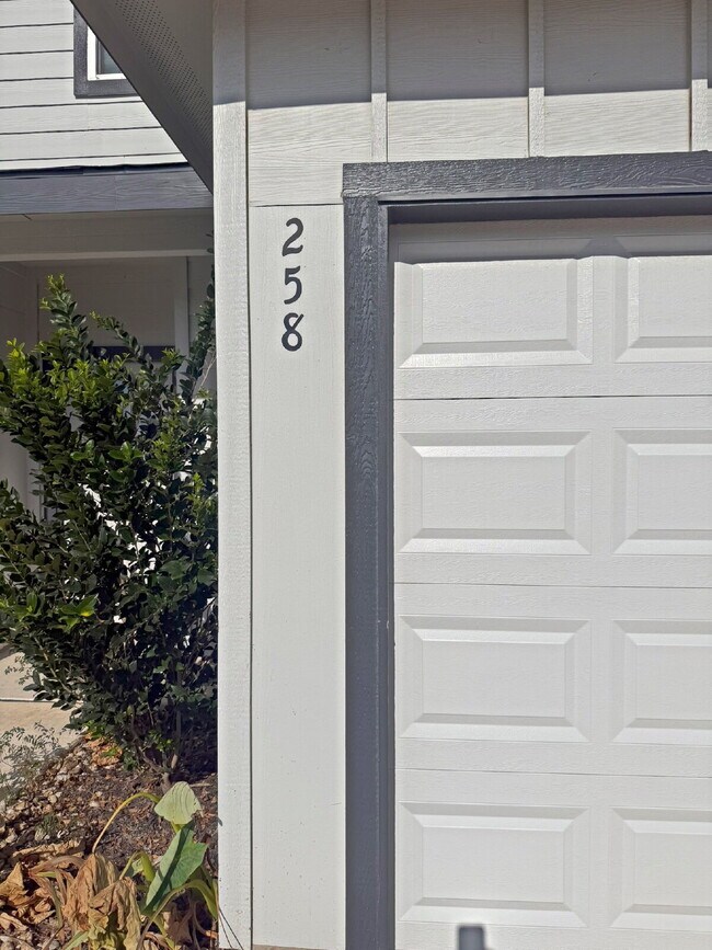 Building Photo - 258 Marigold Pl