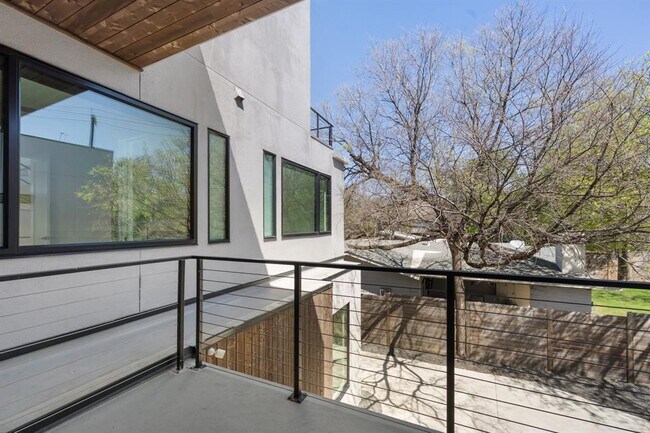 Building Photo - 2411 Winsted Ln