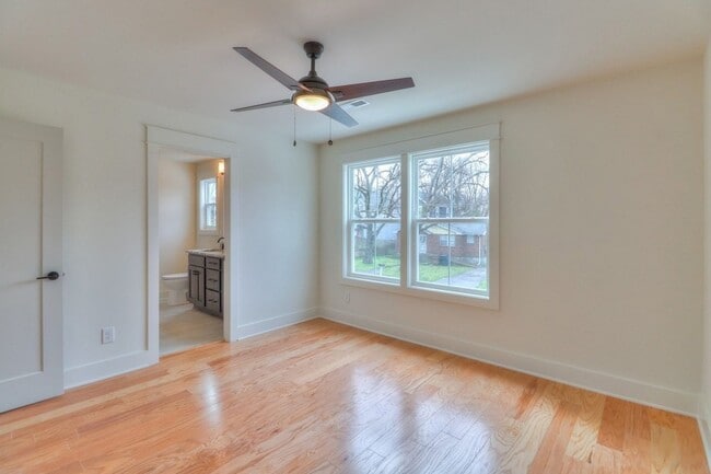 Building Photo - 2404 Middle St