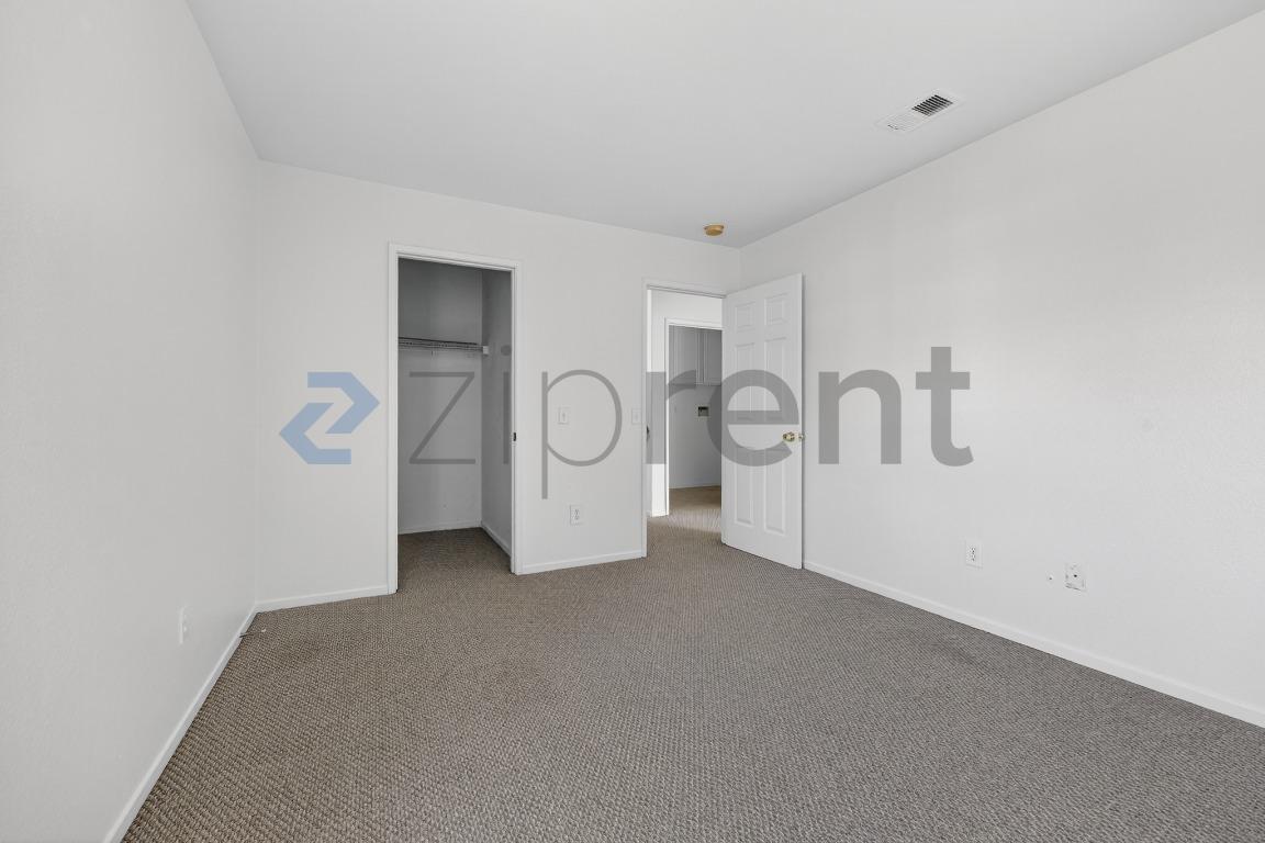 Building Photo - 703 Diamond Dr