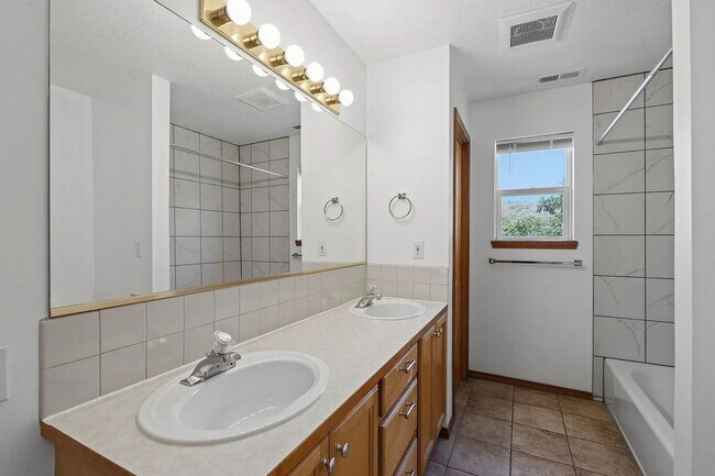 Building Photo - 1327 W Qualchan Dr