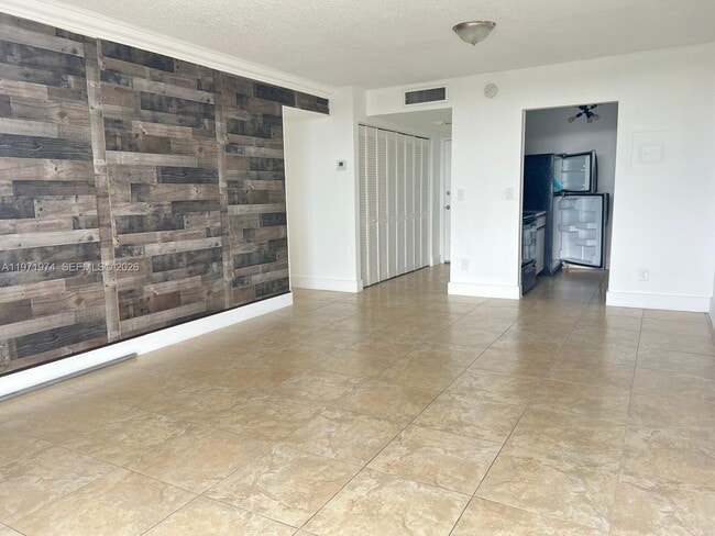 Building Photo - 2000 NE 135th St