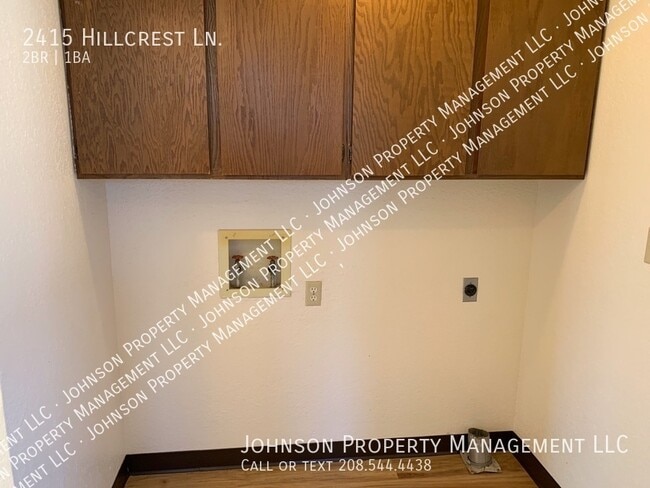 Building Photo - 2415 Hillcrest Ln
