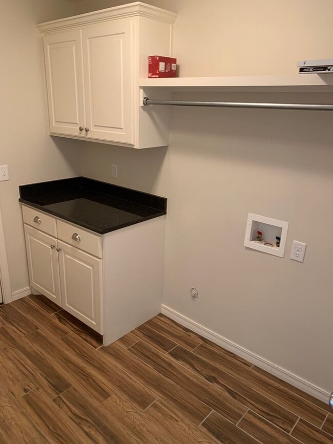 Building Photo - VERY NICE! 2/2/2