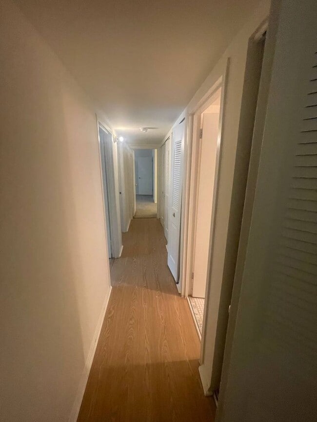 Building Photo - Conveniently Located Gaithersburg 3 Bed/2 Bath Condo, Just Minutes away from I-270 and Shopping!