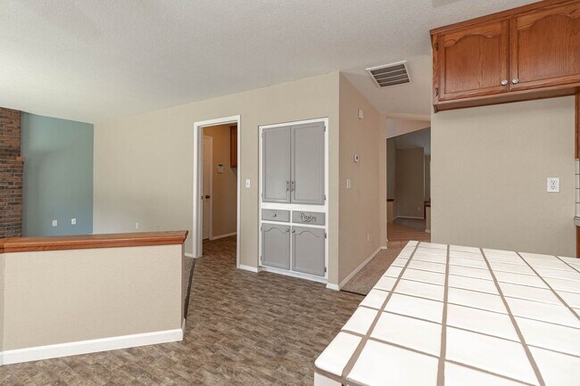 Building Photo - Two story home located near major shopping and restaurants!